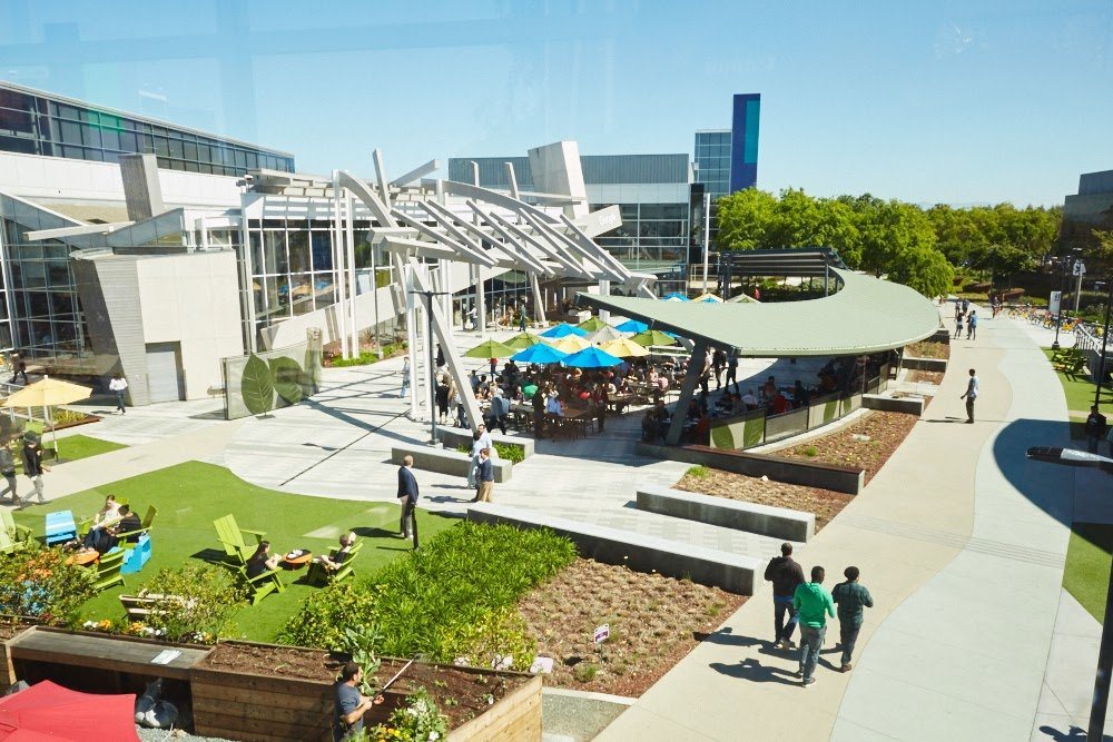 Vista panorâmica do campus do Google, fornecida pela biblioteca oficial de imagens da empresa.